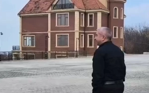 Sabiq deputat makler kimi Mehdiyevin villasına girdi - Video&nbsp;