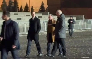 Trampın kürəkəni Moskvanın mərkəzini gəzdi - FOTO