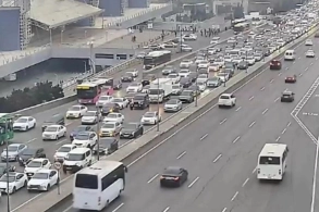 Bu yollarda ağır tıxac var