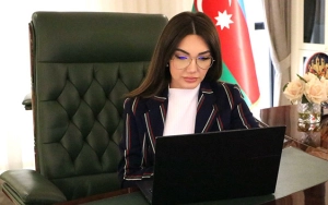 Sabiq nazirin bacısı qızı olan rektor kimdir?  