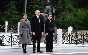 Prezident xanımı və qızı ilə Fəxri xiyabanda - Fotolar 