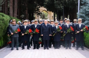 Prokurorluq əməkdaşları anım günü ilə bağlı Fəxri xiyabanı ziyarət edib - FOTO 