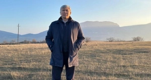 Qırğızıstanlı   səfirin   Ağdamda səmimi görüntüləri: Bulaqdan su içdi,şəhidlərin ruhuna dualar  oxudu   —   FOTOLAR 