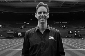 Dünyaca məşhur aparıcı binanın damından yıxılıb öldü&nbsp;