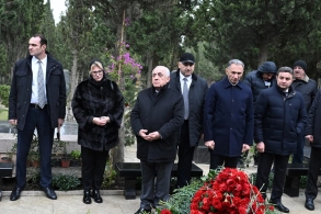 Əli Əsədov AZAL təyyarəsinin həlak olan ekipaj üzvlərinin məzarlarını ziyarət edib&nbsp;
