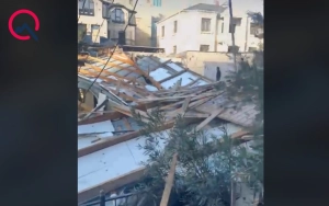 Güclü külək Bakıda binanın damını uçurdu - Video