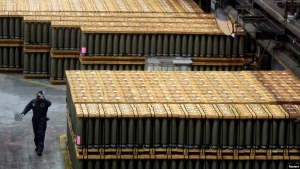 Tramp hərbi zavodları sürətlə hərəkətə gətirir