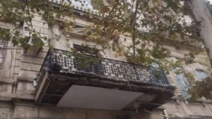 Bakıda TƏHLÜKƏLİ ANLAR- Binanın eyvanı UÇDU