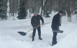 Lukaşenko oğlu ilə qar təmizlədi 