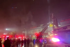 Ticarət mərkəzində yanğın - 17 yanğınsöndürən texnika cəlb olundu