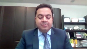 Məmur müsahibə verərkən başına iş gəldi -VİDEO  