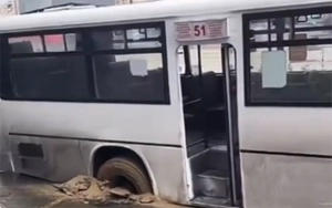 Bakıda sərnişin avtobusu çuxura düşdü - Video&nbsp;