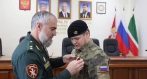 Ramazan Kadırovun qəzaya düşən oğluna medal verildi