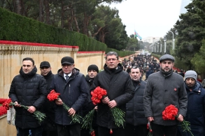 Medianın İnkişafı Agentliyinin nümayəndələri 20 Yanvar - Ümumxalq Hüzn Günü ilə əlaqədar Şəhidlər xiyabanını ziyarət ediblər 