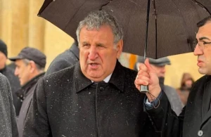 "AMEA-da elmi katib olsaydım, elə mən də  rəhbərimə çətir tutardım "&nbsp; &nbsp;—&nbsp; &nbsp; Əntiqə Rəşid&nbsp; həmin "zontik"dən YAZIR&nbsp;