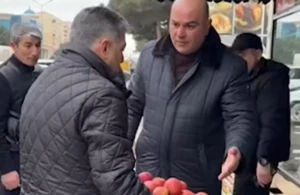 Sumqayıtda almaları müsadirə edən məmuru biabır etdilər - VİDEO&nbsp;