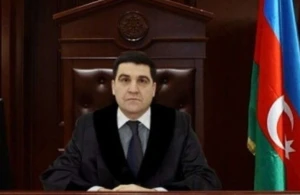 Məhkəmə sədrinin oğlu arvadını BIÇAQLAYIB özünü BİNADAN ATDI