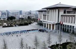 Türkiyədə səfərdə olan prezident yıxıldı - VİDEO 