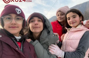 Şagirdləri ilə xizək sürür,selfi çəkdirir,ad günü qeyd edir   —  Şəhərdə oxuyub, ucqar kənddə dərs deyən müəllimin HƏYATI  