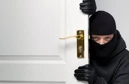 Bakıda sevgilisinin evindən 7400 manat oğurlayan qadın həbs olundu