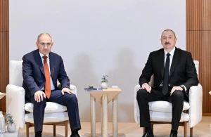 İlham Əliyev və Nikol Paşinyan arasında geniş tərkibdə görüş keçirilib