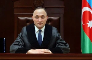 Hakim etiraz etdi: “Atanı qolu qandallı göstərməyin uşağa” 