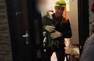 4 yaşlı uşaq evdə köməksiz qaldı - Belə çıxarıldı - Video 