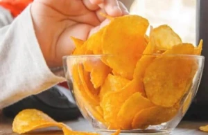 "İçindən həşəratlar çıxdı" — Çips paketlərində qurdlar olur? (VİDEO)