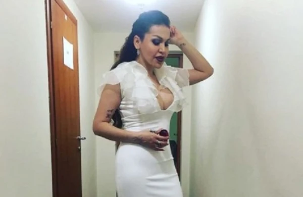 Rəqsanə sinəsini açdı, şəkli tənqid olundu