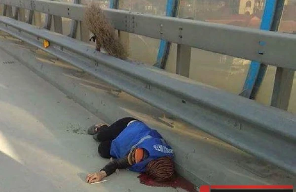 “KamAZ”ın vurub öldürdüyü süpürgəçi qadının - Fotosu