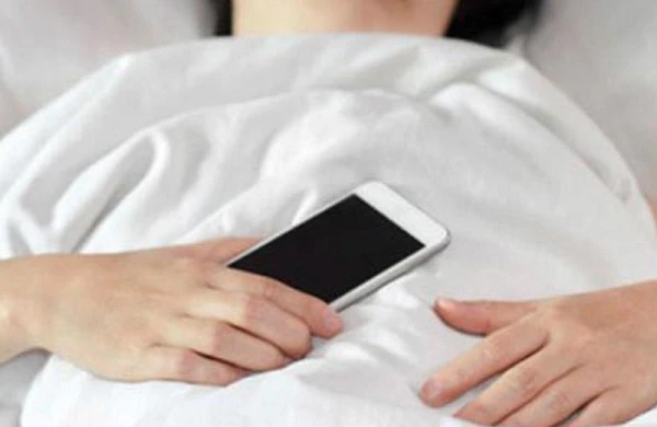 Gecə mobil telefonu bədəndən 2 m məsafədə saxlayın -
