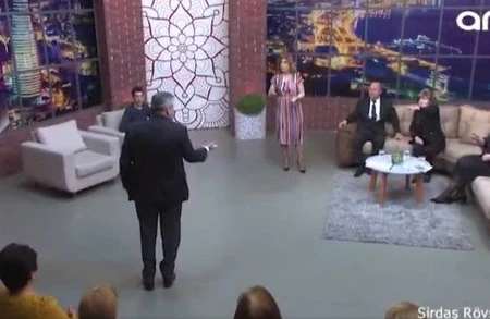 Efirdə dava – Qadınları tənqid edən ekspert verilişdən qaçdı