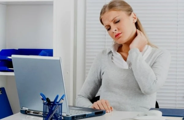 Boynunu şaqqıldadanlara XƏBƏRDARLIQ: İflic ola bilərsiniz