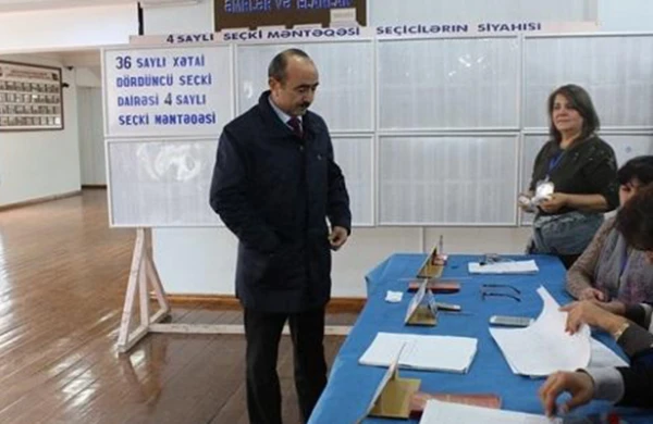 Məmurlar xanımları ilə birgə səs verir - FOTOLAR yenilənir