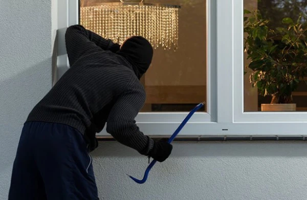 Bakıda şok olay! Elektrik mühəndisi bankomatı yarmaq istədi