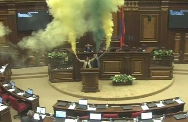 Erməni parlamentində fişəngli etiraz - Deputatlar Sarkisyana qarşı çıxdı (VİDEO)