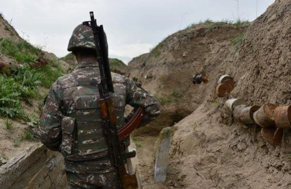 İşğalçı ordunun zabiti silahını satıb