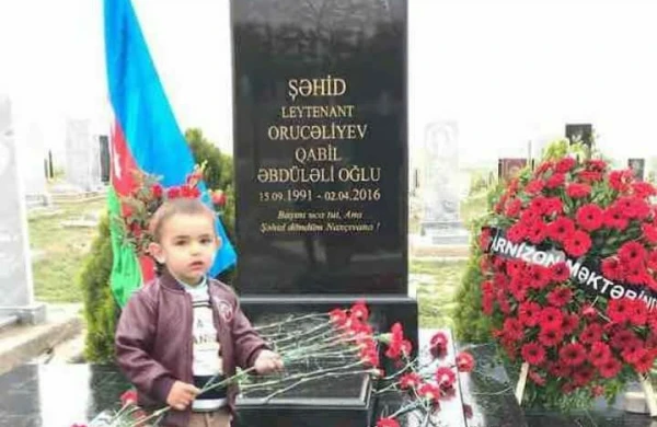 Atasının məzarına çiçək qoyan şəhid övladı - Qabilsiz 2 il
