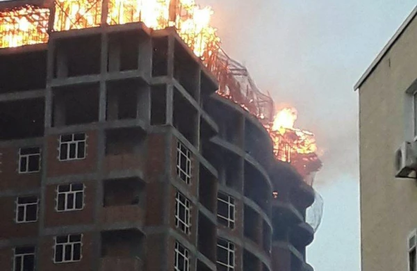 Bakıda tikilməkdə olan yaşayış binası yanır .