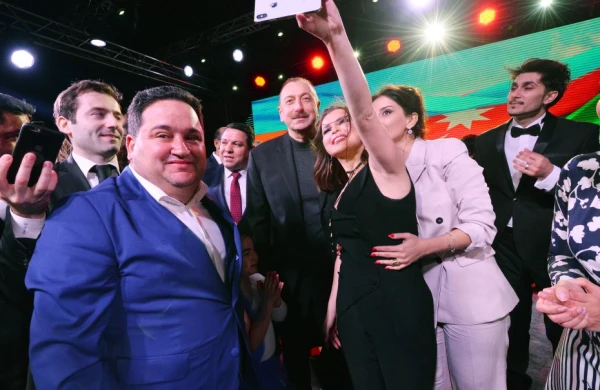 Prezidentlə ailəsinin sənətçilərlə maraqlı - VİDEOSU