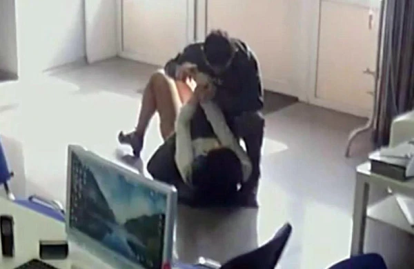 Kişi satıcı qadını zorlamaq istəyərkən kameraya düşdü - VİDEO