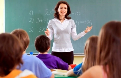 Deputat açıqladı! Müəllimlərin maaşı yenidən artırılacaq