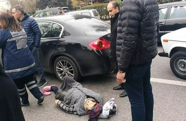 Daha bir süpürgəçi qadını maşın vurdu - FOTO