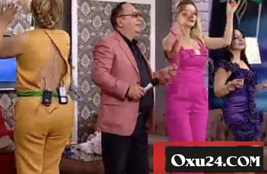 Azərbaycanlı aparıcı alt paltarsız efirə çıxdı -  FOTO