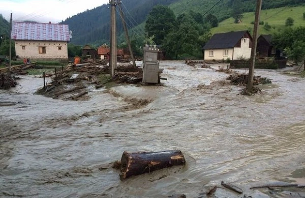 Zaqatalada selin şok görüntüsü - Maşını sel belə apardı