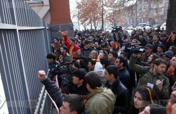 Ermənistanda hərbçilər də etirazçılara qoşuldular