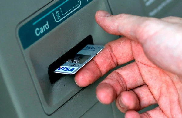 Bankomatı doğradı, pulları çıxara bilmədi