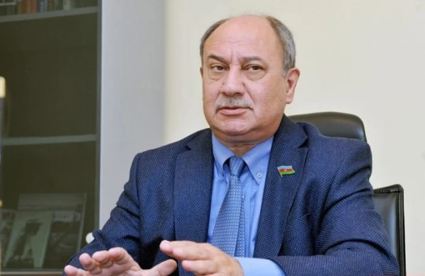 "Pis qoxu gəldiyi üçün mən də metroya minmirəm"