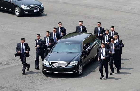 Kim Çeni müşayiət edən 12 cangüdən