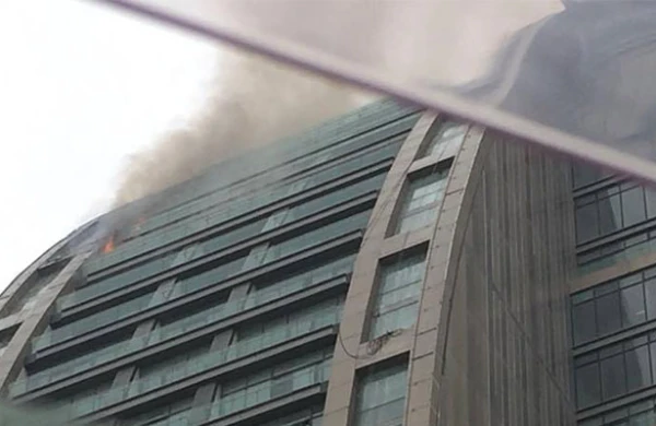 Bakıda məşhur bina yanır -  FOTO